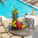 فندق Story & 4*