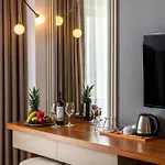Hotel Story & 4*